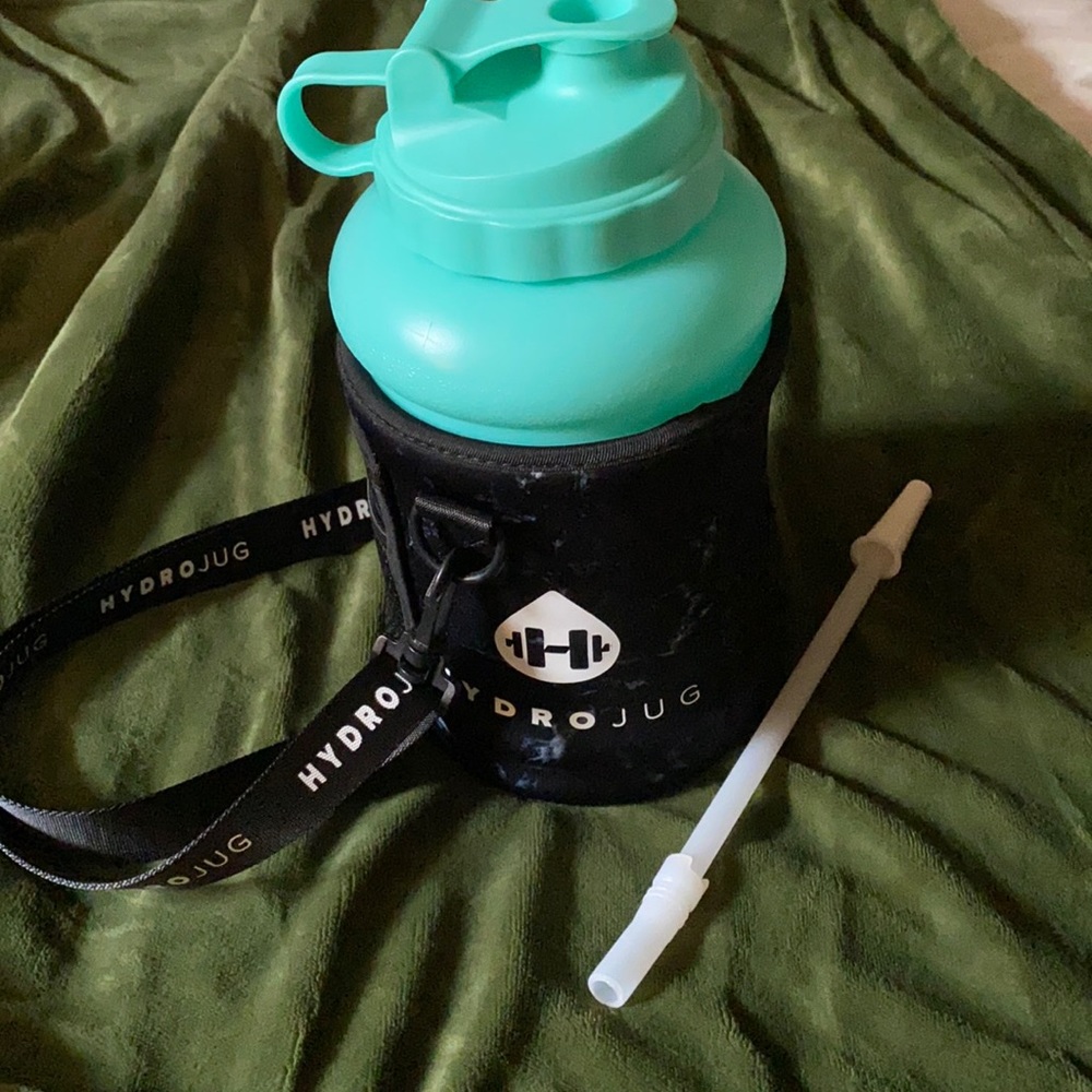 hydro jug with sleeve & straw